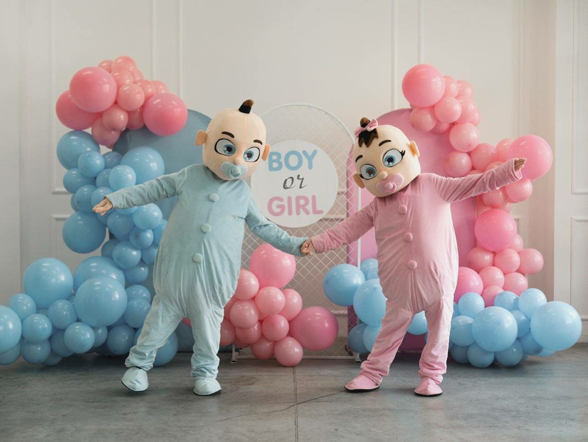 Ростовые куклы мальчика и девочки у фотозоны Boy or Girl из голубых и розовых шаров